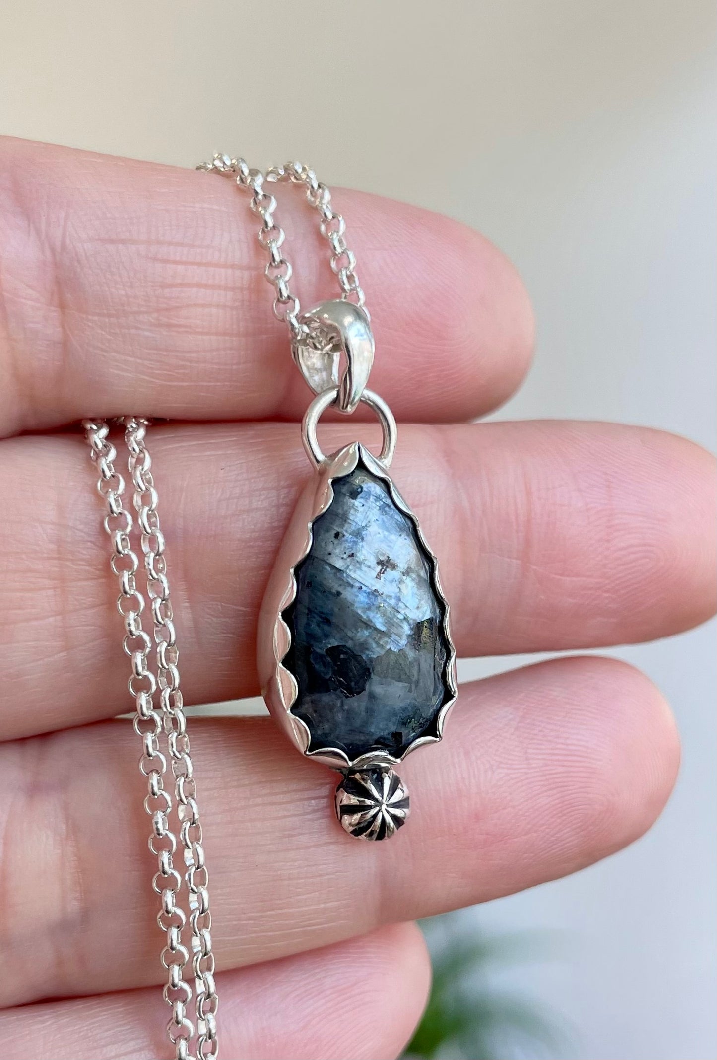 Pendentif en argent sterling et Larvikite de Norvège (Pierre de lune noire).