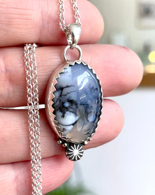 Pendentif en argent sterling et Opale Dendrite. 
Fait avec amour